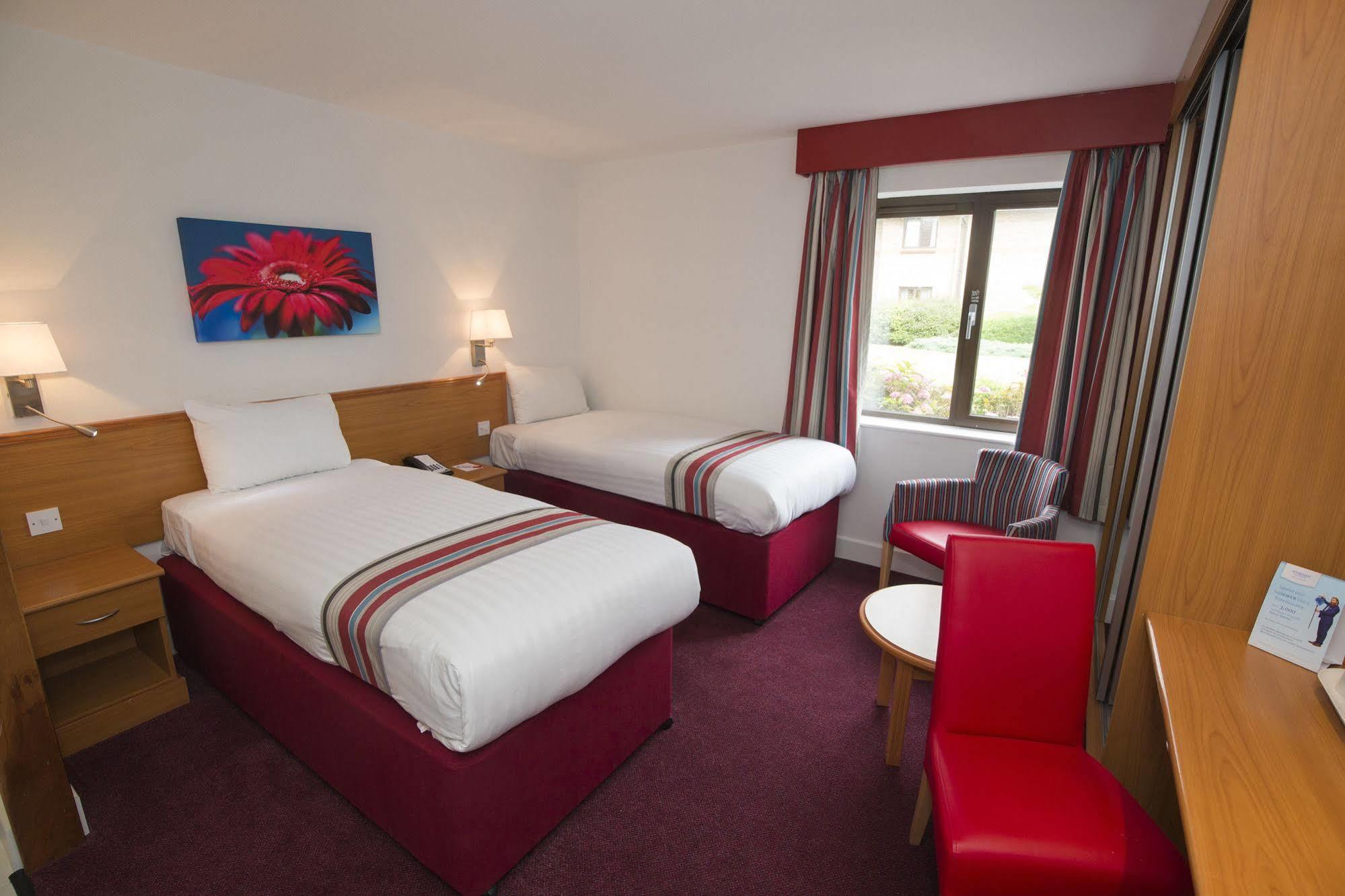 Отель Ramada Cambridge Fen Drayton Экстерьер фото
