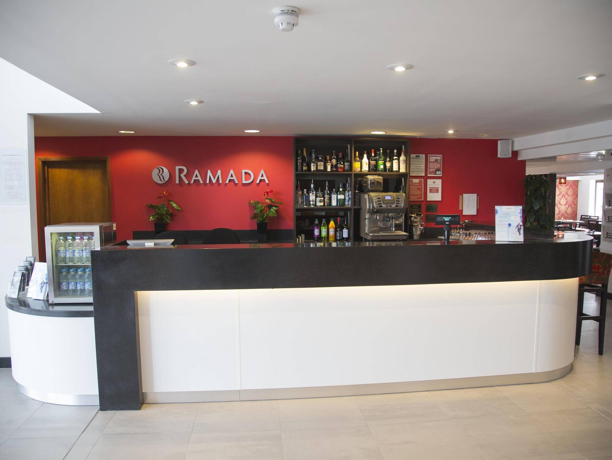 Отель Ramada Cambridge Экстерьер фото