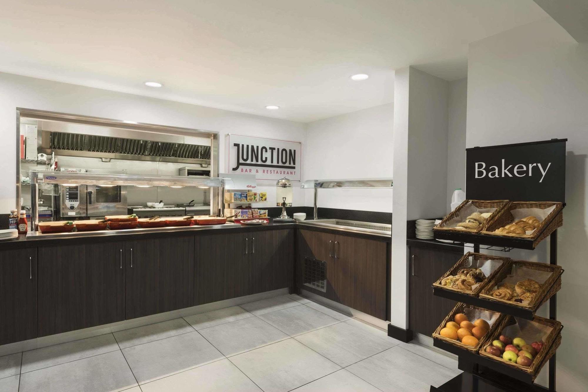 Отель Ramada Cambridge Fen Drayton Экстерьер фото